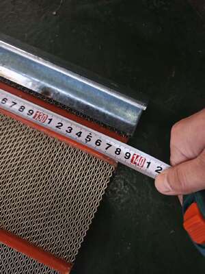 SS 304 Straight Wire Self Cleaning Screen Mesh 1470x1360mm 1.2mm LHS Hook With Polyurethane Strips