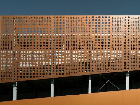 অ্যালুমিনিয়াম ছিদ্রযুক্ত ধাতব তারের জাল হালকা ওজনের শক্তিশালী উপাদান, বায়ুচলাচল স্ক্রিনিং এবং প্রতিরক্ষামূলক বেড়ার জন্য আদর্শ